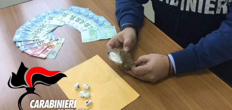 Cocaina in dosi e 600 euro in tasca: spacciatore arrestato dai Carabinieri