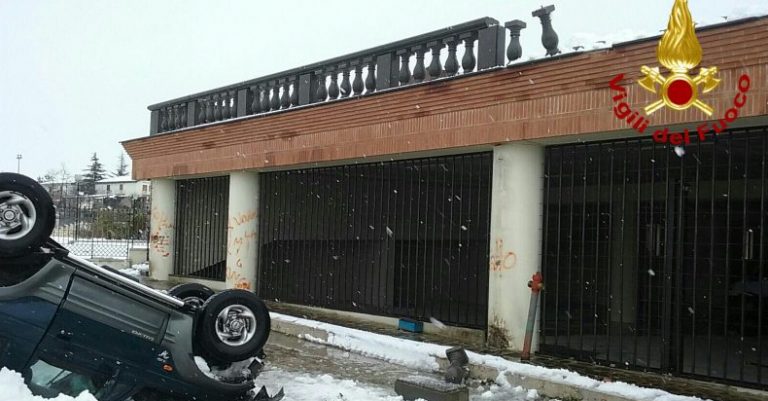 FOTO/ Perde il controllo dell’auto e vola giù dalla piazza, anziano salvo per miracolo