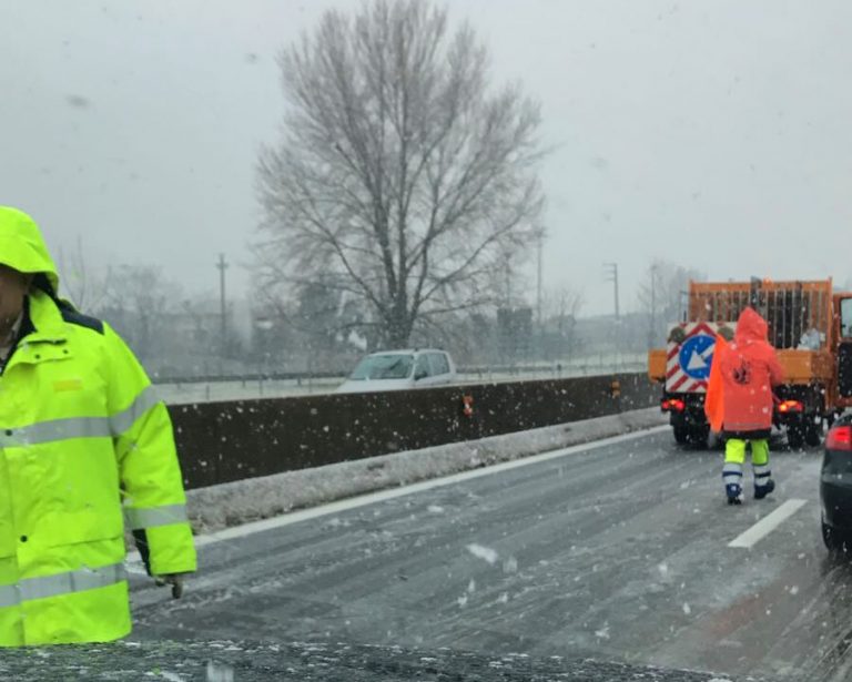 Neve, disagi e caos sull’A16: scatta il blocco per mezzi pesanti