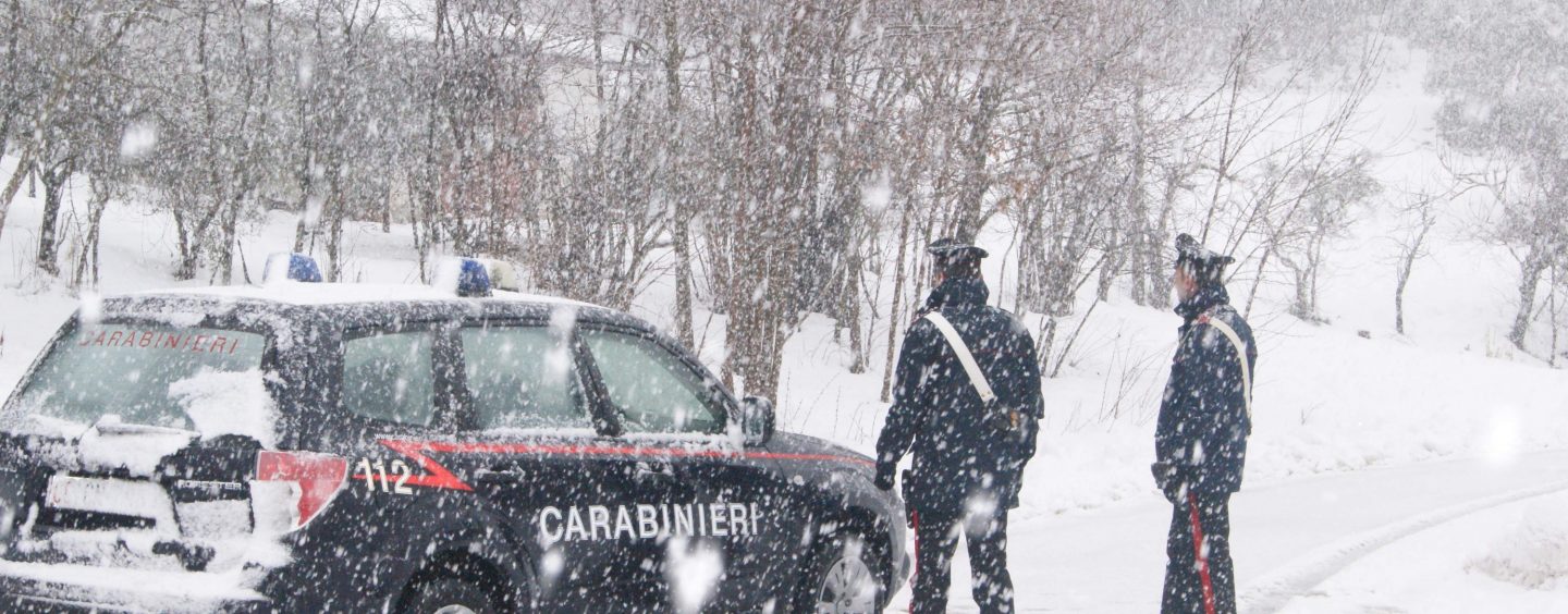 Litiga col marito e scappa, Carabinieri ritrovano e salvano donna nei boschi innevati