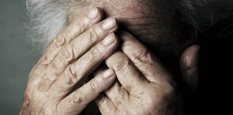 Chiusa nella stanza da letto per sfuggire ai maltrattamenti del figlio: fermato un 30enne
