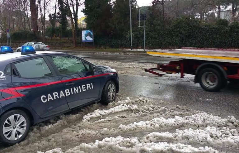 Neve, cittadini esasperati dai disagi: molti anziani rimasti bloccati