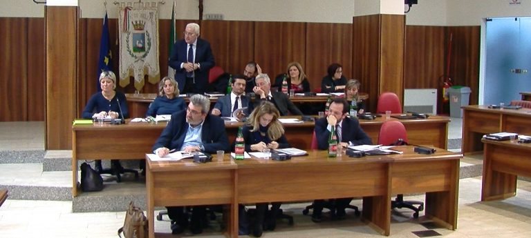Comune: la maggioranza relaziona, Festa provoca: “Chi sta con Foti voti la fiducia”
