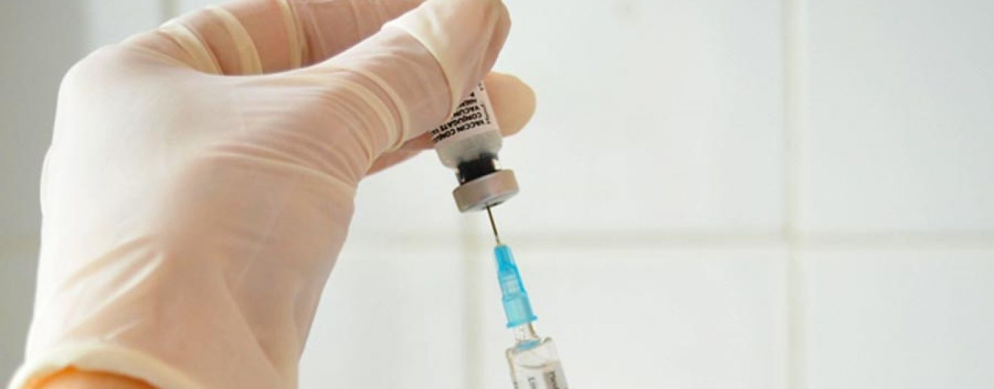 Napoli, insegnante muore pochi giorni dopo aver fatto il vaccino AstraZeneca: aperta inchiesta