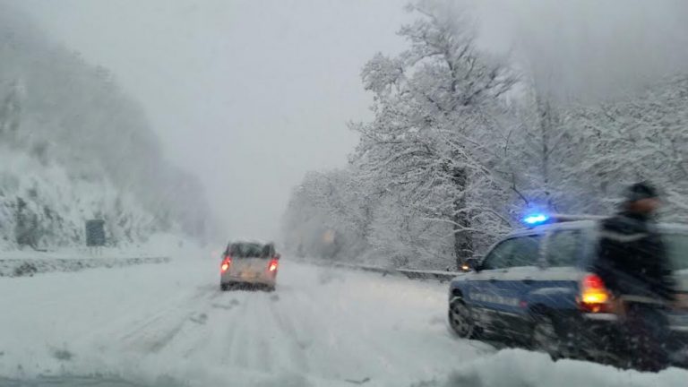 Neve, Ofantina e raccordo per Benevento: disagi e incidenti
