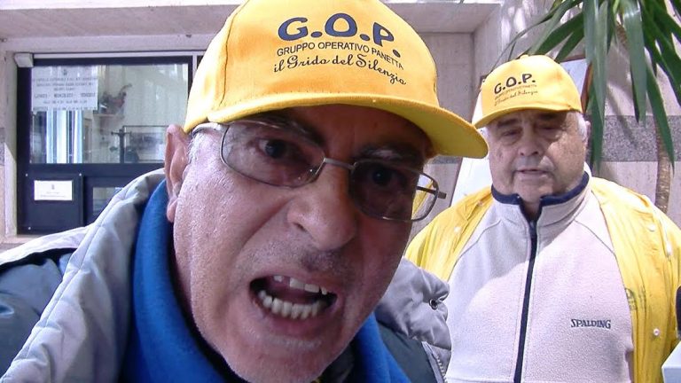 VIDEO e FOTO/ Morte Mercatone, protesta in Comune. E spunta un manifesto contro Foti e la Mele