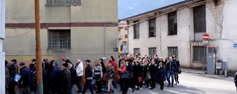 Emergenza acqua, stop interruzioni programmate. Solofra scende in piazza