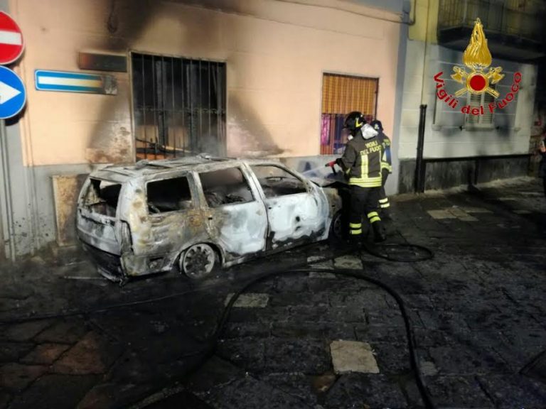 Avella, autovettura e abitazione in fiamme in via Santa Croce: salva una famiglia