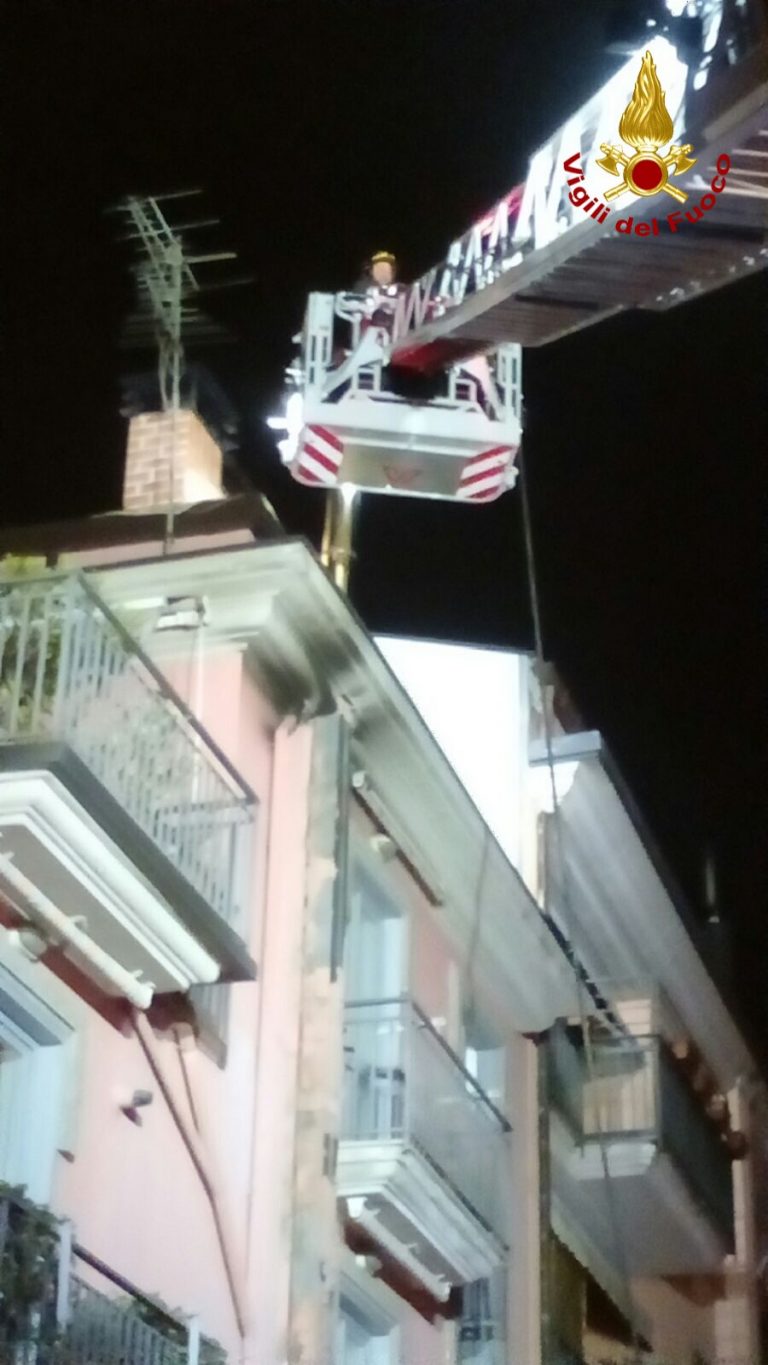 Fiamme in un locale del centro storico, paura ad Avellino