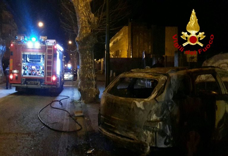 Auto in fiamme nella notte nel Vallo Lauro