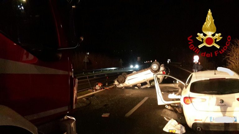 Incidente sulla Variante in piena notte: 21enne trasportata al Moscati