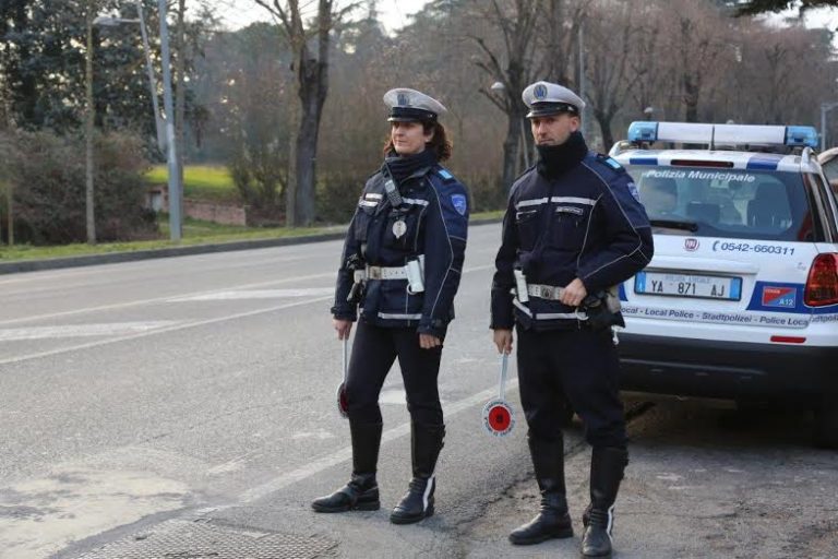 Ucraino ubriaco provoca incidente in pieno centro e fugge, espulso dall’Italia