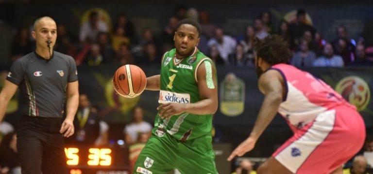 Sassari esce alla distanza e vola in semifinale, la Sidigas saluta le Final Eight