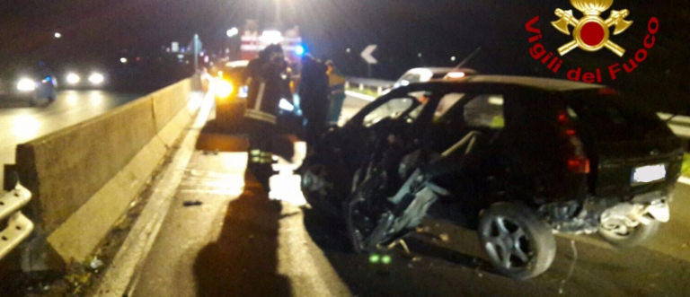 FOTO/ Spaventoso incidente sul raccordo, feriti un uomo e una donna