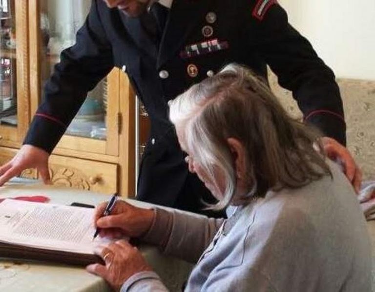 Badante ruba 2000 euro all’anziana che accudiva: beccata dai carabinieri
