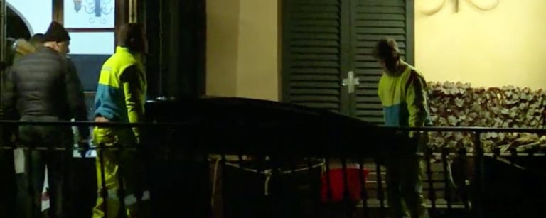 Uccide il padre con un fucile e telefona al 112: “Correte, ho ammazzato il mio babbo”