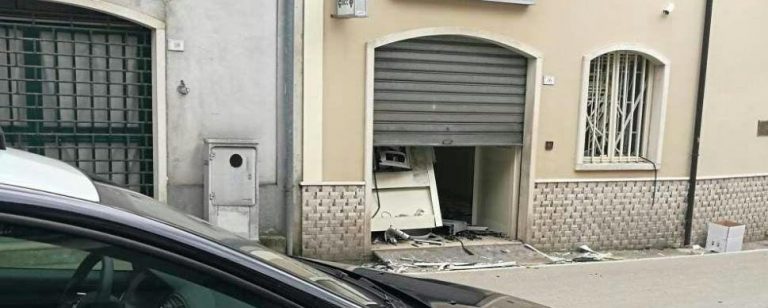 Ladri fanno esplodere il bancomat, rubati migliaia di euro