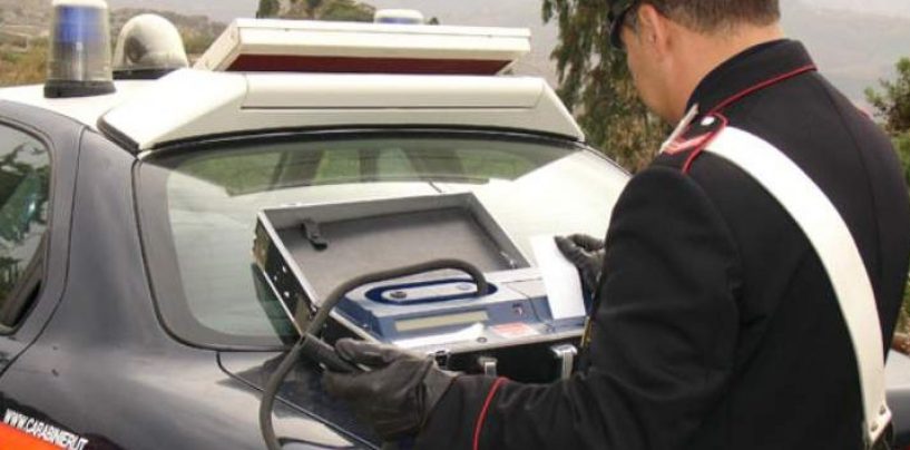 Alla guida sotto effetto di alcool e droga centra in pieno un’auto parcheggiata
