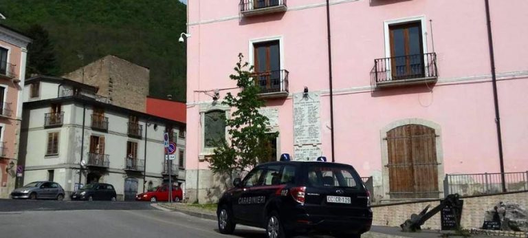 Detenuto domiciliare in compagnia di un amico col noccoliere: denunciati entrambi