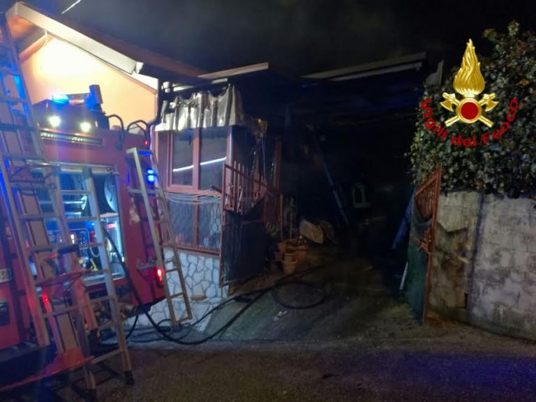 Paura a Chiusano, fiamme in un appartamento