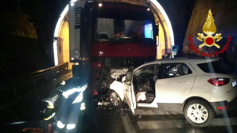 Grave incidente sull’Ofantina, 29enne incastrata tra le lamiere