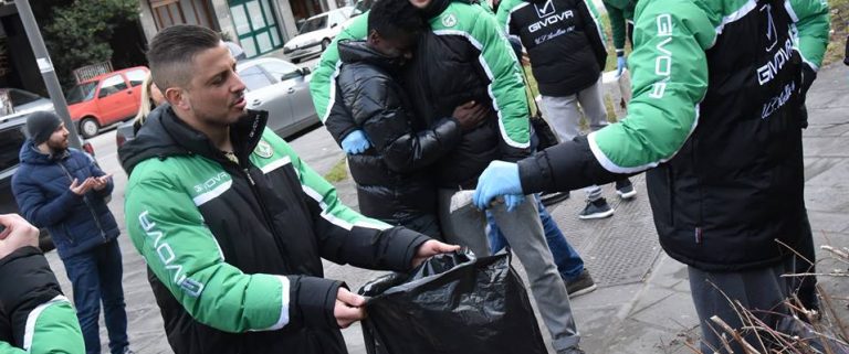 FOTO/ Operatori ecologici per un giorno: lupi all’opera tra le aiuole
