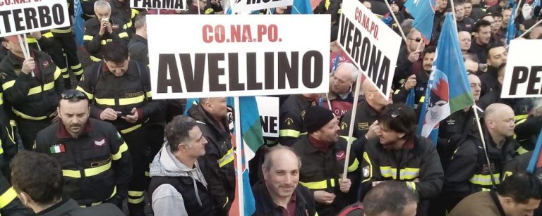 I Vigili del fuoco di Avellino protestano davanti Montecitorio