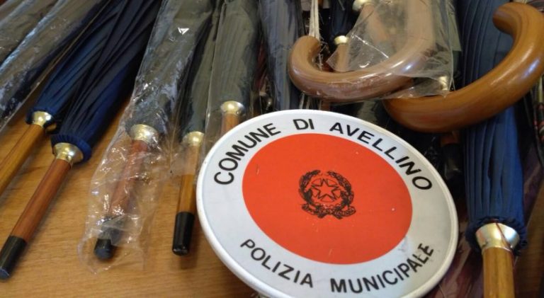 Approfittano della pioggia per vendere ombrelli in centro, espulsi due extracomunitari