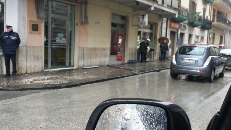 Paura in via Mancini, perde il controllo dell’auto invadendo il marciapiede: un ferito