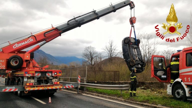 FOTO e VIDEO/ Incidente sul Raccordo Salerno Avellino, auto sbanda e finisce sui binari
