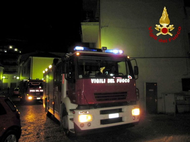 Serino, a fuoco tetto e mansarda di un’abitazione: famiglia salva