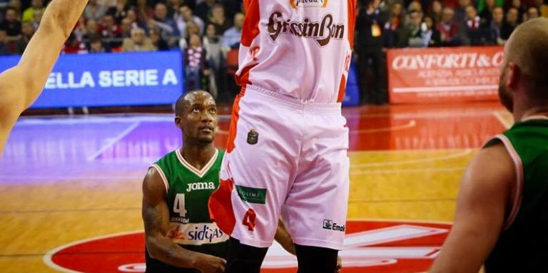 La Sidigas risorge con Thomas, ma contro Reggio Emilia è un infinito overtime
