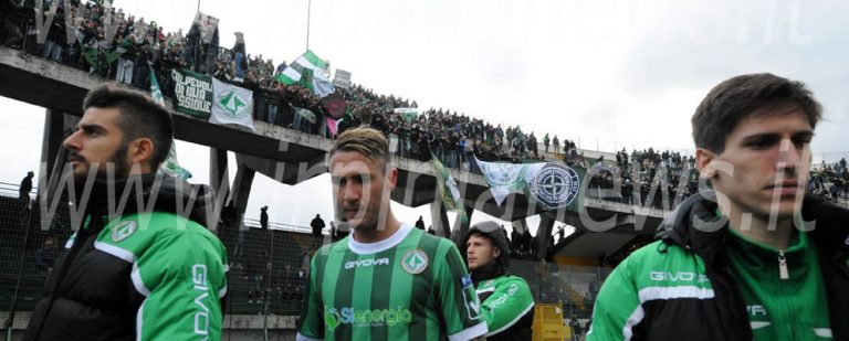 Avellino Calcio – Manita indolore: lo stadio applaude i lupi