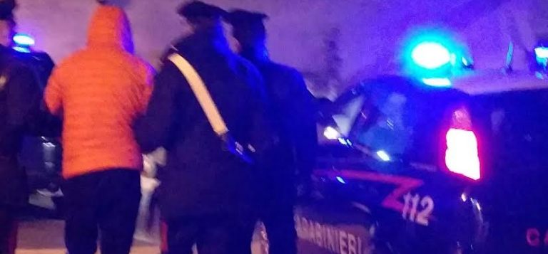 Ubriaco litiga con la convivente e minaccia i Carabinieri, ammanettato a fatica