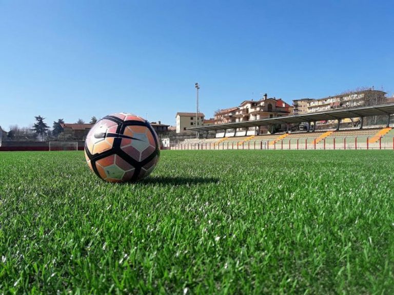 Sintetico, su il velo: Montemiletto abbraccia i calciatori dell’Avellino