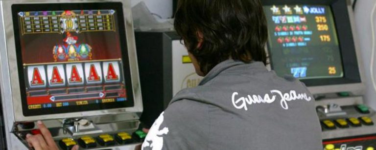 Perde migliaia di euro alle vlt, si vendica svaligiando una slot machine