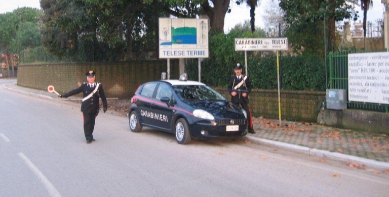 Pretende con violenze e minacce di morte soldi dalla madre, arrestato 27enne
