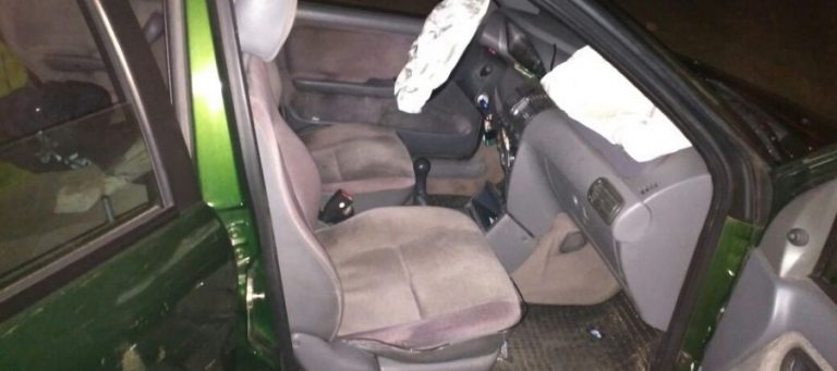 Tentano un furto poi scappano in auto, la corsa termina fuori strada