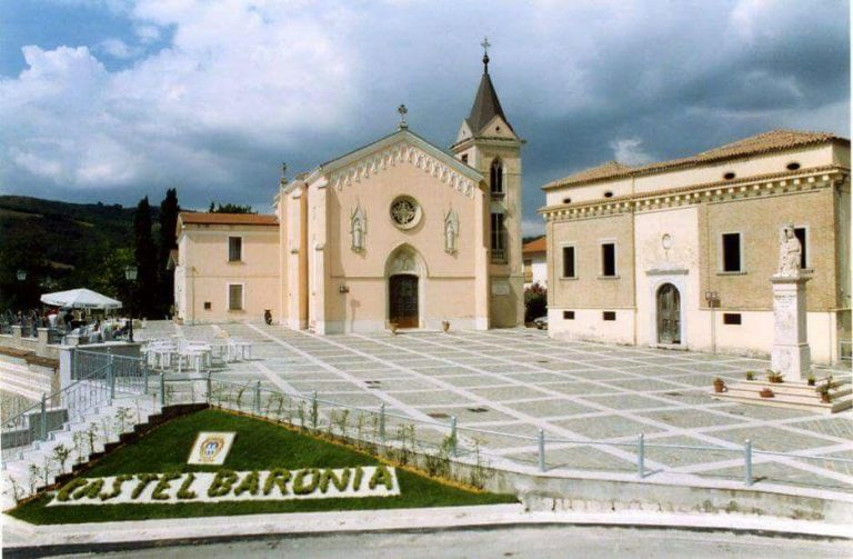 Il Tg Itinerante fa tappa a Castel Baronia: dal falò di S. Maria delle Fratte al Ravece