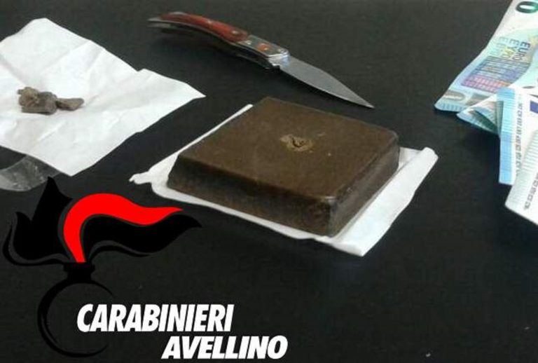 Tenta la fuga per nascondere droga e soldi, in manette spacciatore
