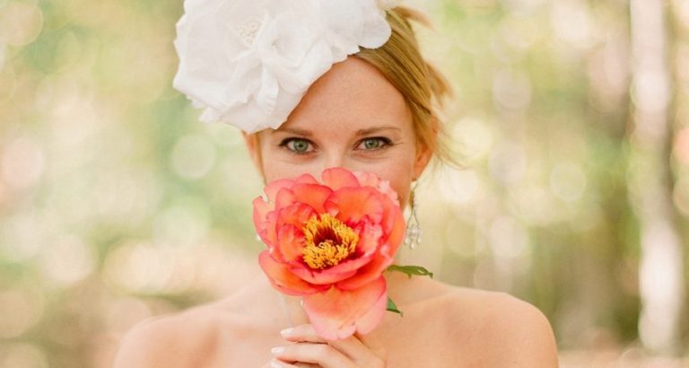 Non più fiori ma perline, bottoni e nastrini per la sposa primaverile allergica al polline