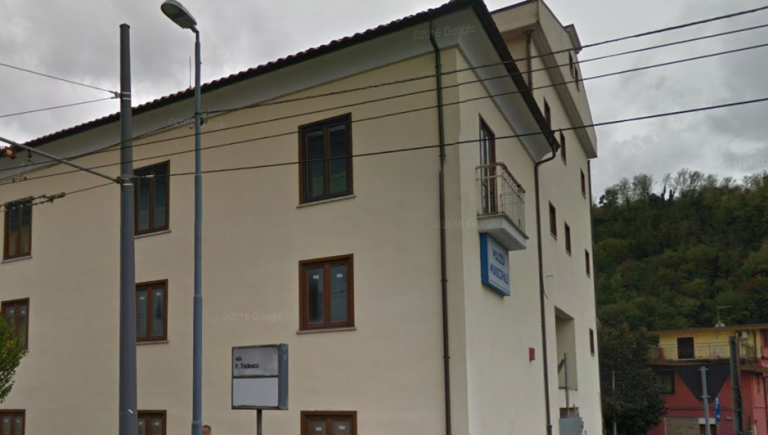 Furbetti del cartellino in divisa, sospesi tre vigili urbani ad Avellino