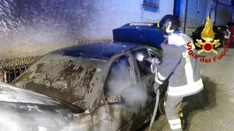 FOTO/ Giallo a Montoro, a fuoco un’altra auto nella notte