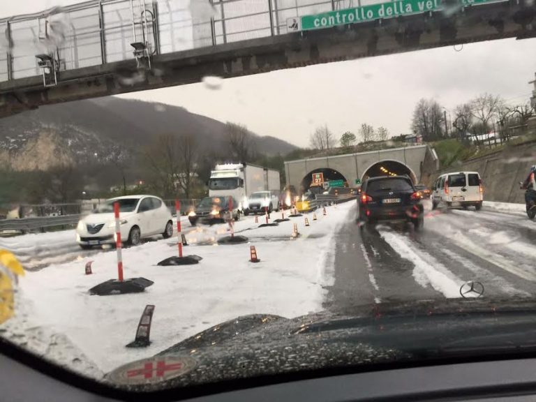 Clima impazzito in Irpinia: tempesta di grandine sulla Na-Ba
