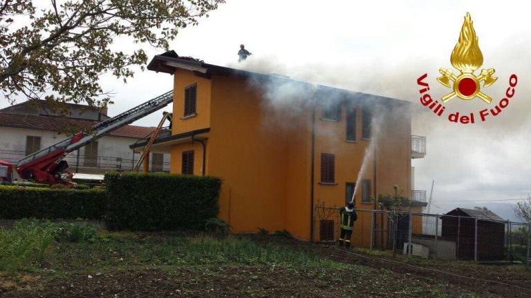 FOTO/ A fuoco un’abitazione a Montemiletto. Dopo sei ore i vigili del fuoco domano le fiamme