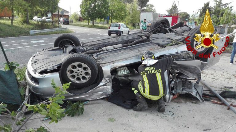 FOTO/ Auto si ribalta lungo la SS7, conducente incastrato tra le lamiere