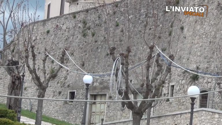VIDEO/ L’inviato speciale a Gesualdo, dove gli alberi sono tralicci della corrente