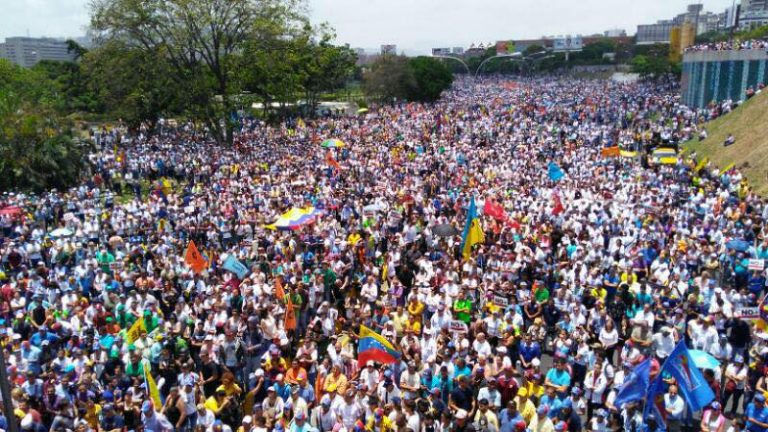 FOTO/ Caos in Venezuela, morti e feriti in strada. L’irpina Vanessa Ledezma: “Combatteremo per la libertà”