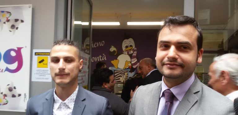 Apre una yogurteria grazie agli stipendi restituiti dai 5stelle, Sibilia: “Se lo facessero tutti i politici…”