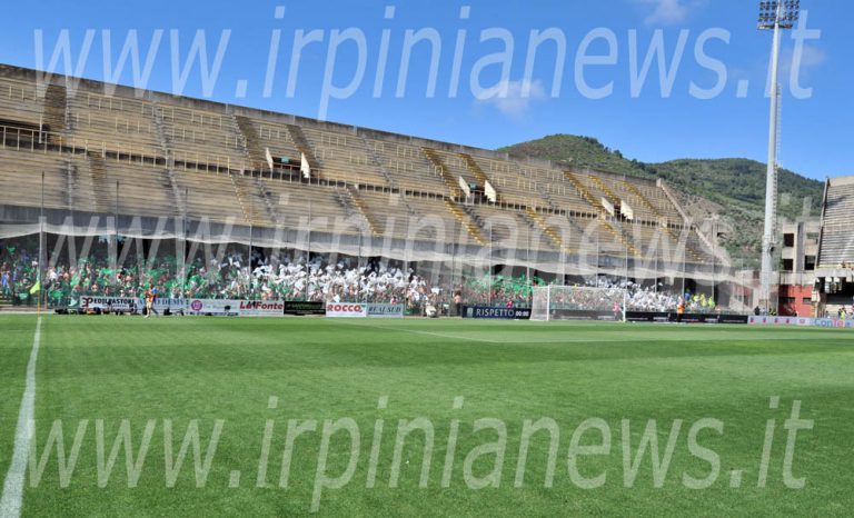 Avellino Calcio – Bombe carta sui tifosi irpini al derby: il giudice sportivo le ignora